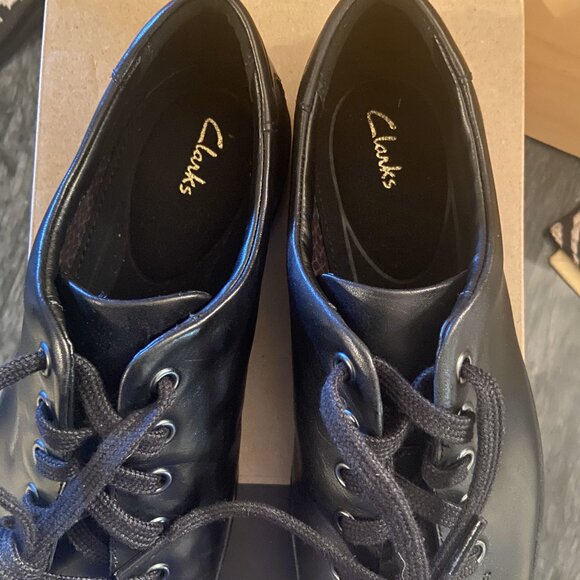 Clarks all leather loafer-like loafer/sneakers. Men's size 7. Fits Women's 8.5 - Picture 2 of 5